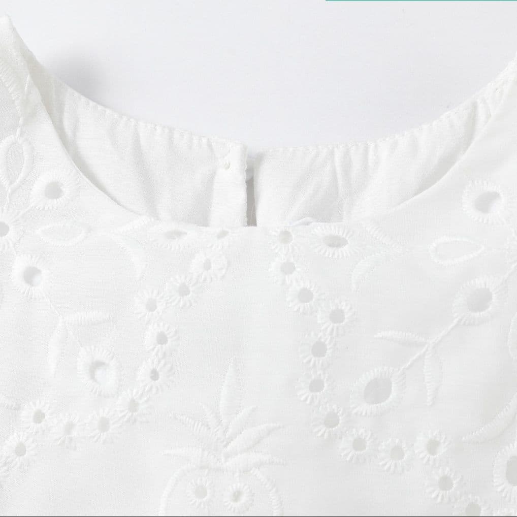 レース 服 花柄透かし刺繍のふんわり袖ワンピース