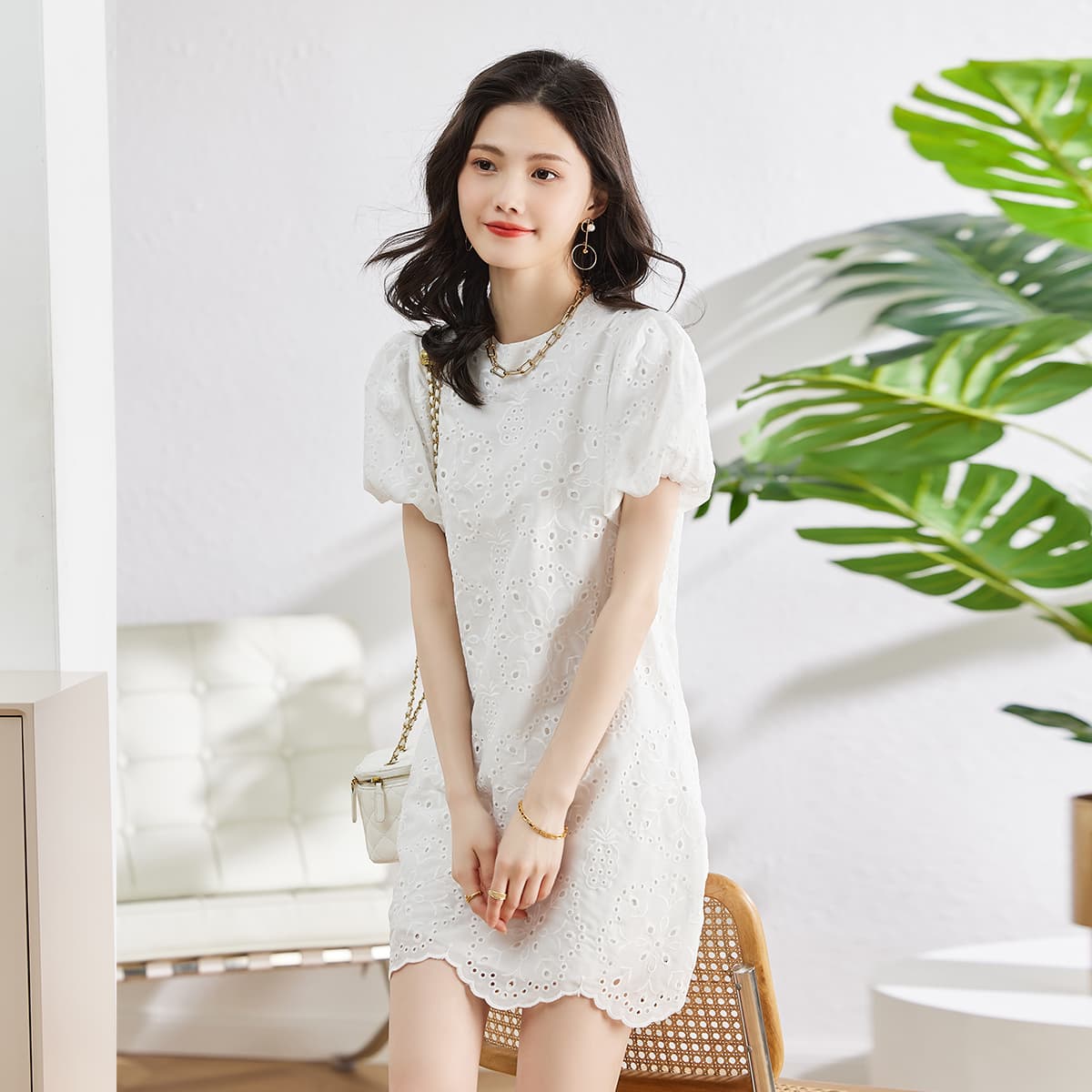 レース 服 花柄透かし刺繍のふんわり袖ワンピース